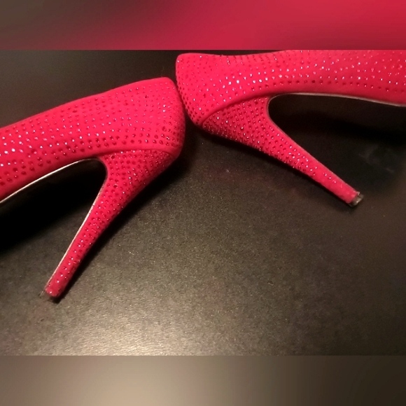 I don't think we're in Kansas anymore... Checkout these hot heels! - Picture 6 of 9